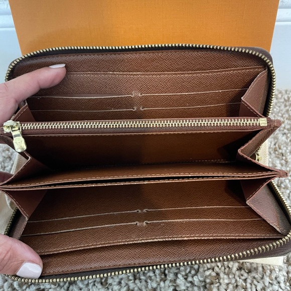 LV Zippy Monogram Wallet - Picture 8 of 11